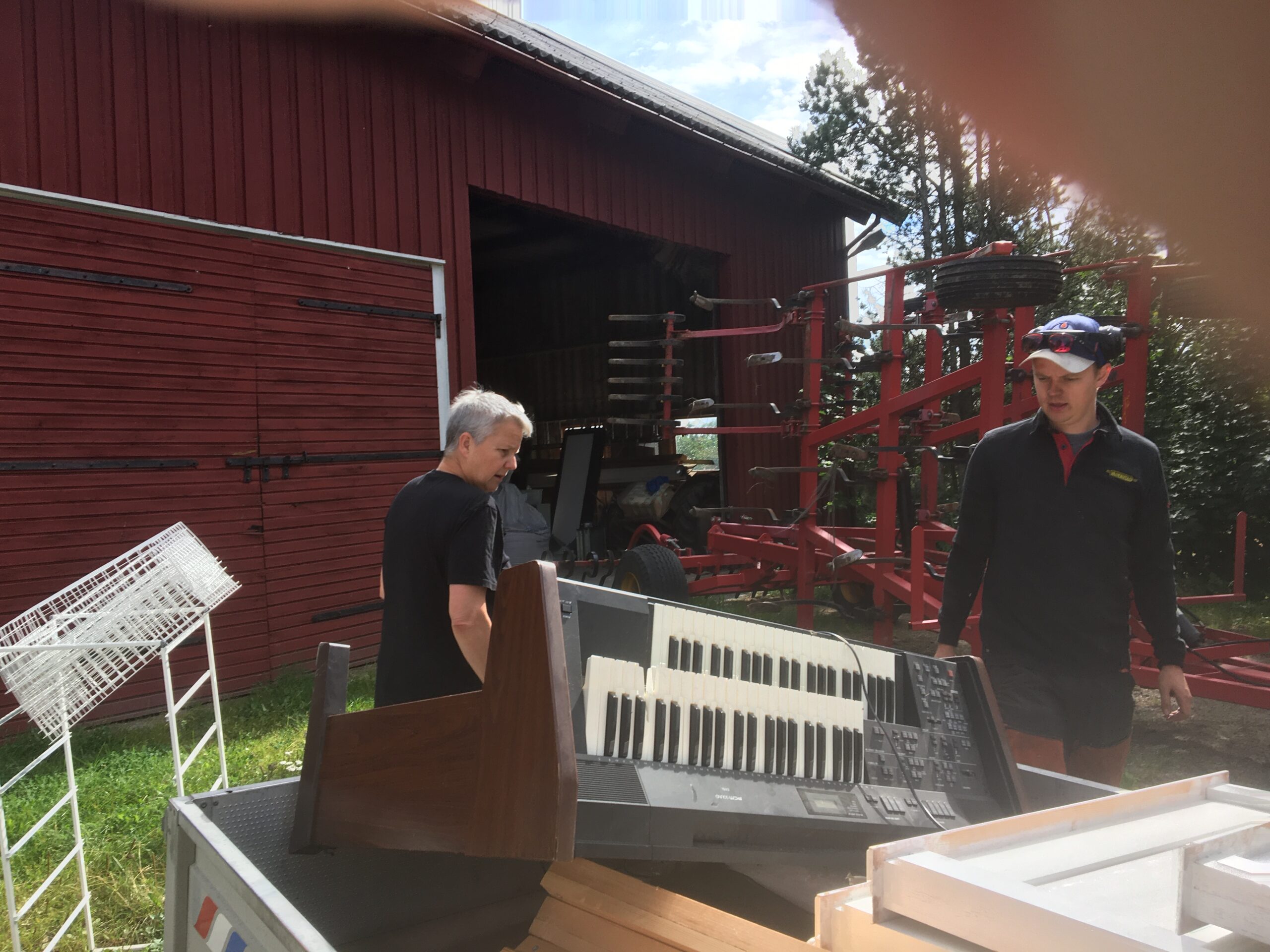 Mor med det gamle orgelet og den nye generasjonen på Tofsrud - Tore Glærum med harv